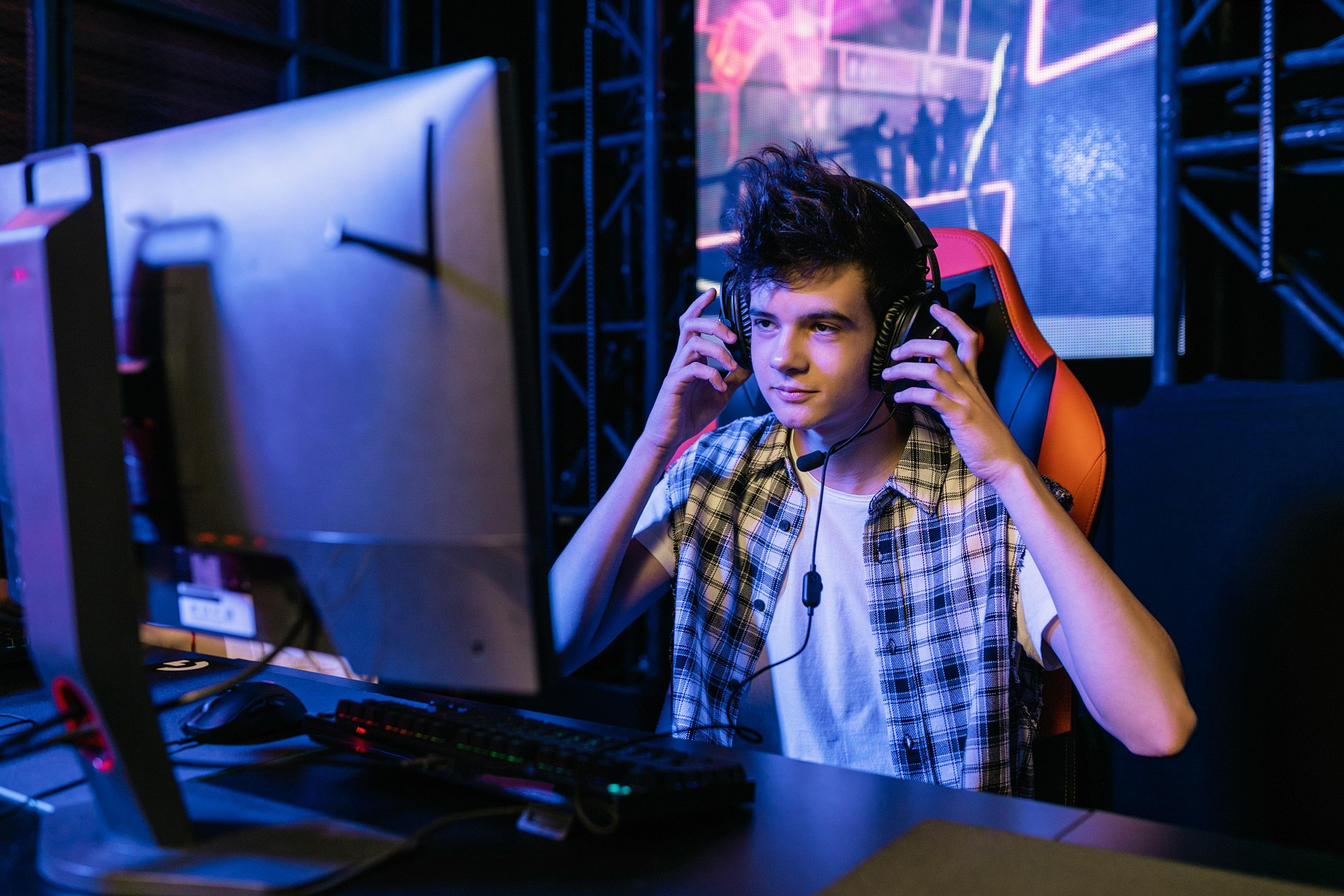 Video gamer in front of a computer 